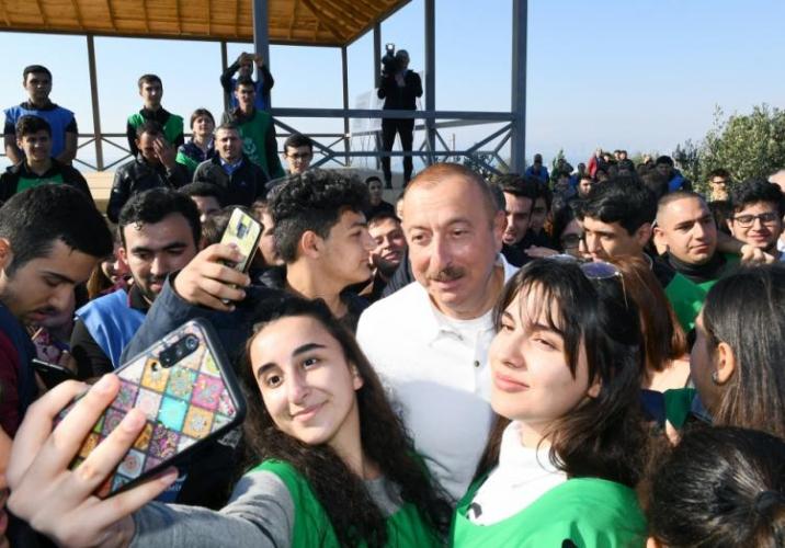 İlham Əliyev və Mehriban Əliyeva ağacəkmə aksiyasında iştirak ediblər İlham Əliyev və Mehriban Əliyeva ağacəkmə aksiyasında iştirak ediblər