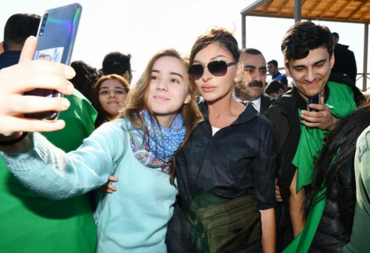 İlham Əliyev və Mehriban Əliyeva ağacəkmə aksiyasında iştirak ediblər İlham Əliyev və Mehriban Əliyeva ağacəkmə aksiyasında iştirak ediblər