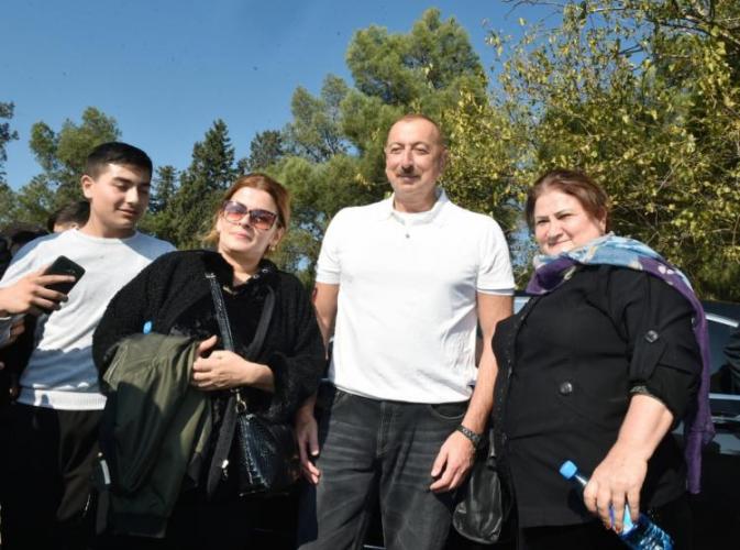 İlham Əliyev və Mehriban Əliyeva ağacəkmə aksiyasında iştirak ediblər İlham Əliyev və Mehriban Əliyeva ağacəkmə aksiyasında iştirak ediblər