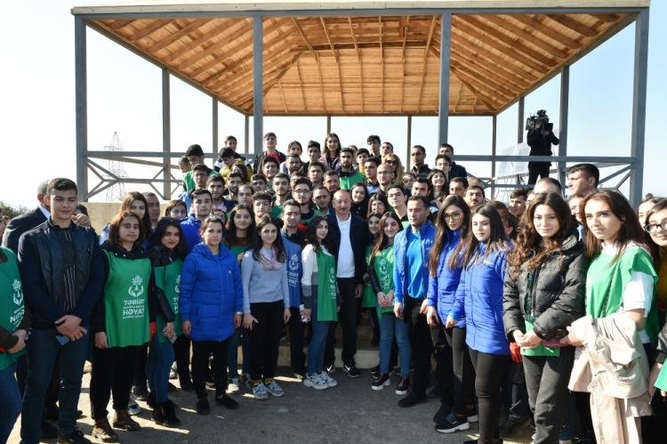 İlham Əliyev və Mehriban Əliyeva ağacəkmə aksiyasında iştirak ediblər İlham Əliyev və Mehriban Əliyeva ağacəkmə aksiyasında iştirak ediblər