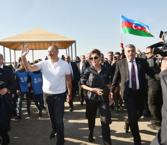 İlham Əliyev və Mehriban Əliyeva ağacəkmə aksiyasında iştirak ediblər İlham Əliyev və Mehriban Əliyeva ağacəkmə aksiyasında iştirak ediblər