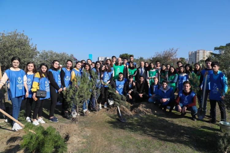 İlham Əliyev və Mehriban Əliyeva ağacəkmə aksiyasında iştirak ediblər İlham Əliyev və Mehriban Əliyeva ağacəkmə aksiyasında iştirak ediblər