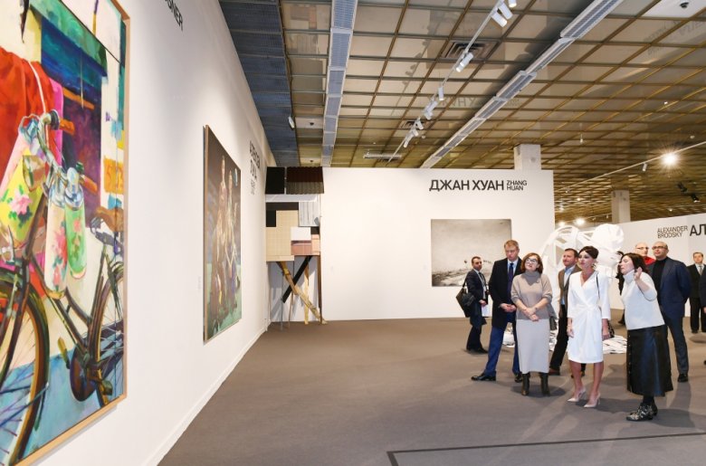 Mehriban Əliyeva 8-ci Moskva Beynəlxalq Müasir İncəsənət Bienallesi ilə tanış olub