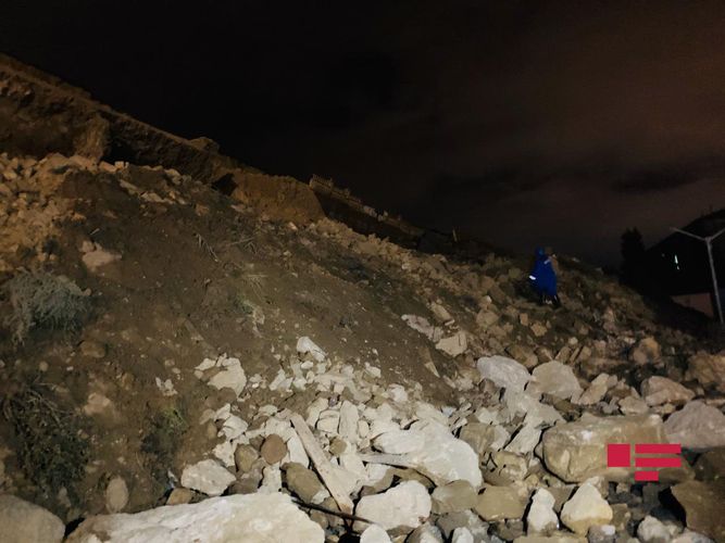 Bakıda yenidən torpaq sürüşməsi olub: zərərlə üzləşənlər var Bakıda yenidən torpaq sürüşməsi olub: zərərlə üzləşənlər var