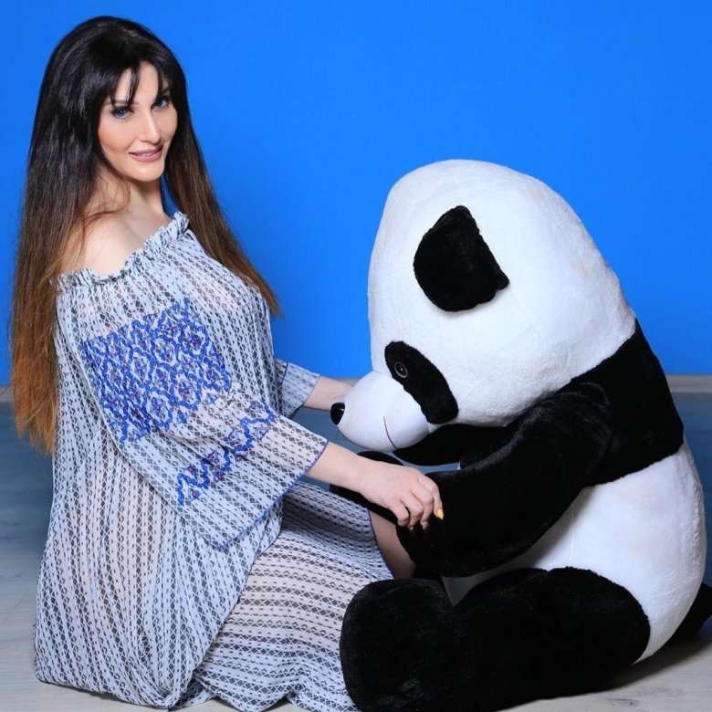 Aktrisa oyuncaq panda ilə… Aktrisa oyuncaq panda ilə…