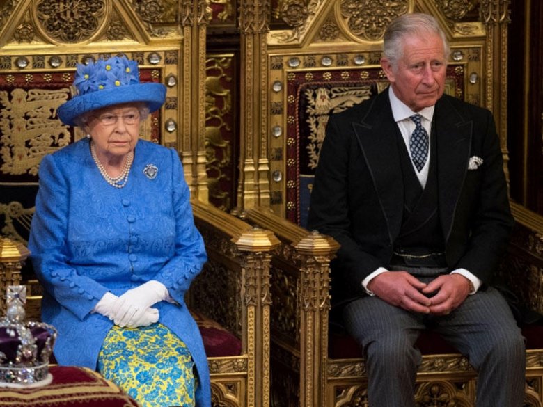 Seks qalmaqalına görə Kraliça Elizabet taxtdan əl çəkir, şahzadənin səlahiyyətləri alınıb