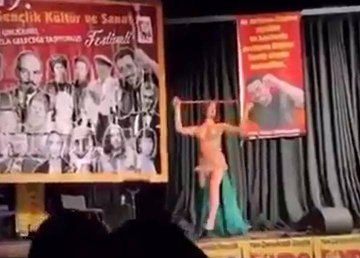 Sosialistlərin tədbirində Lenin və Stalin üçün göbək rəqsi