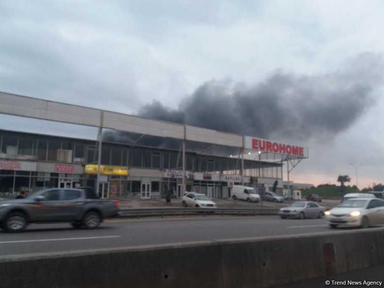 Bakıdakı məşhur ticarət mərkəzindəki güclü yanğın söndürüldü - Video Bakıdakı məşhur ticarət mərkəzindəki güclü yanğın söndürüldü - Video