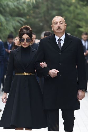 Prezident, ailə üzvləri və rəsmilər Fəxri Xiyabanda: Heydər Əliyevin məzarı ziyarət olundu Prezident, ailə üzvləri və rəsmilər Fəxri Xiyabanda: Heydər Əliyevin məzarı ziyarət olundu