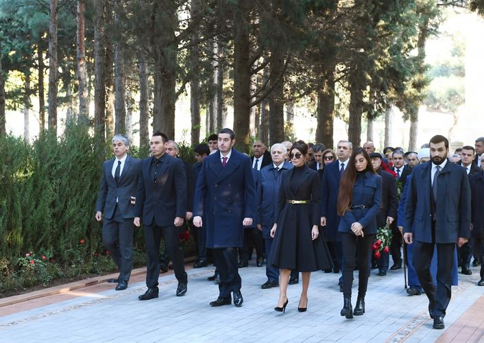 Prezident, ailə üzvləri və rəsmilər Fəxri Xiyabanda: Heydər Əliyevin məzarı ziyarət olundu Prezident, ailə üzvləri və rəsmilər Fəxri Xiyabanda: Heydər Əliyevin məzarı ziyarət olundu