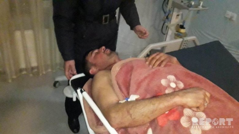 Vəzifəli şəxsin övladları həmkəndlilərini bıçaqlayıb Vəzifəli şəxsin övladları həmkəndlilərini bıçaqlayıb