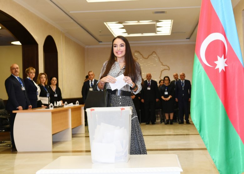 Prezident İlham Əliyev ailə üzvləri ilə birlikdə səs verdi Prezident İlham Əliyev ailə üzvləri ilə birlikdə səs verdi