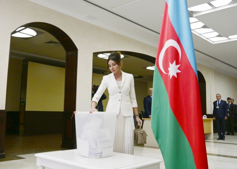 Prezident İlham Əliyev ailə üzvləri ilə birlikdə səs verdi Prezident İlham Əliyev ailə üzvləri ilə birlikdə səs verdi