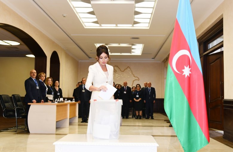 Prezident İlham Əliyev ailə üzvləri ilə birlikdə səs verdi Prezident İlham Əliyev ailə üzvləri ilə birlikdə səs verdi