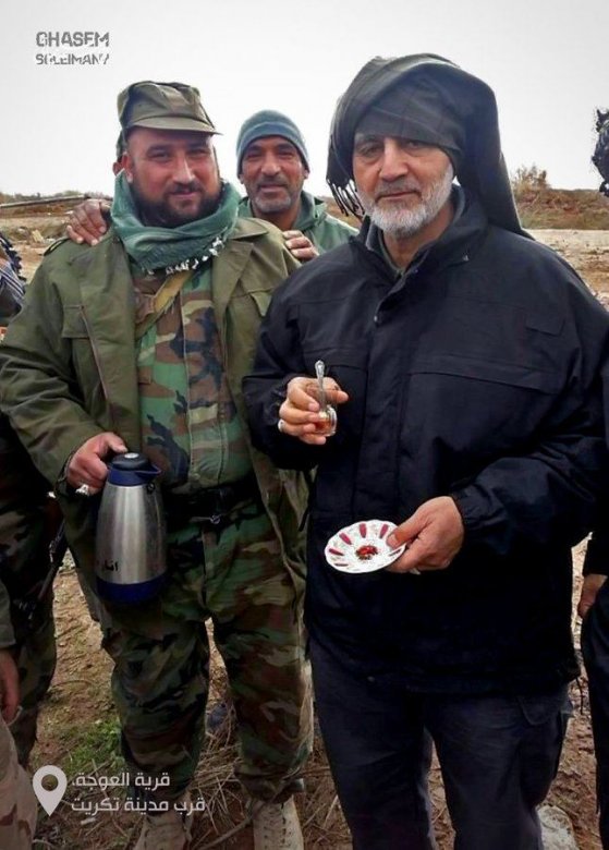 Səddam Hüseynin qəbri yanında çəkilən foto  