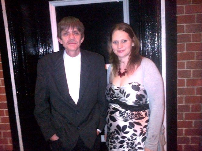 Keçmiş əri və indiki həyat yoldaşı ilə eyni mənzildə yaşayan xanım Keçmiş əri və indiki həyat yoldaşı ilə eyni mənzildə yaşayan xanım