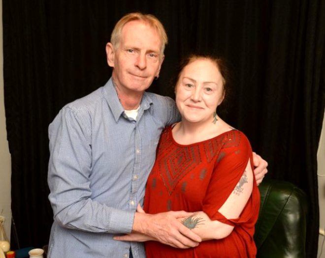 Keçmiş əri və indiki həyat yoldaşı ilə eyni mənzildə yaşayan xanım Keçmiş əri və indiki həyat yoldaşı ilə eyni mənzildə yaşayan xanım