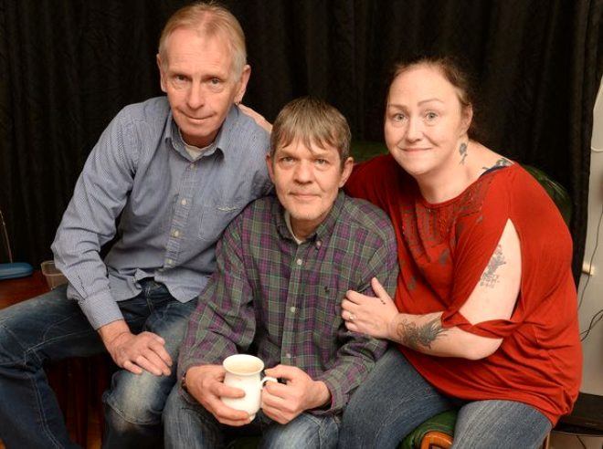 Keçmiş əri və indiki həyat yoldaşı ilə eyni mənzildə yaşayan xanım Keçmiş əri və indiki həyat yoldaşı ilə eyni mənzildə yaşayan xanım