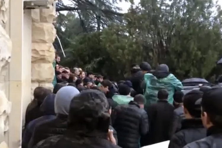 Abxaziyada ara qarışdı: etirazçılar "Prezident sarayı"nı tutdu - Gürcüstan prezidentindən ilk açıqlama Abxaziyada ara qarışdı: etirazçılar "Prezident sarayı"nı tutdu - Gürcüstan prezidentindən ilk açıqlama