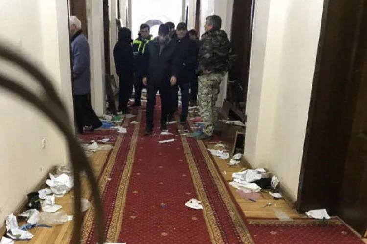 Abxaziyada ara qarışdı: etirazçılar "Prezident sarayı"nı tutdu - Gürcüstan prezidentindən ilk açıqlama Abxaziyada ara qarışdı: etirazçılar "Prezident sarayı"nı tutdu - Gürcüstan prezidentindən ilk açıqlama