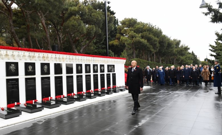 İlham Əliyev və Birinci xanım Şəhidlər Xiyabanını ziyarət edib İlham Əliyev və Birinci xanım Şəhidlər Xiyabanını ziyarət edib