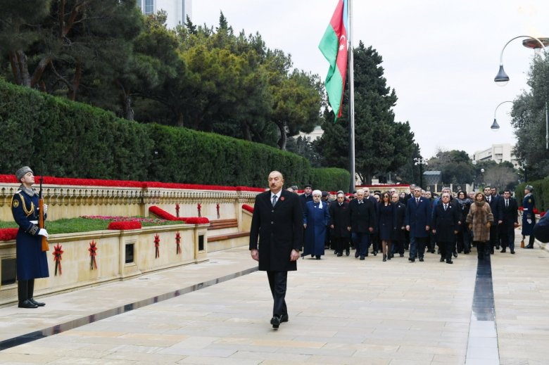 İlham Əliyev və Birinci xanım Şəhidlər Xiyabanını ziyarət edib İlham Əliyev və Birinci xanım Şəhidlər Xiyabanını ziyarət edib