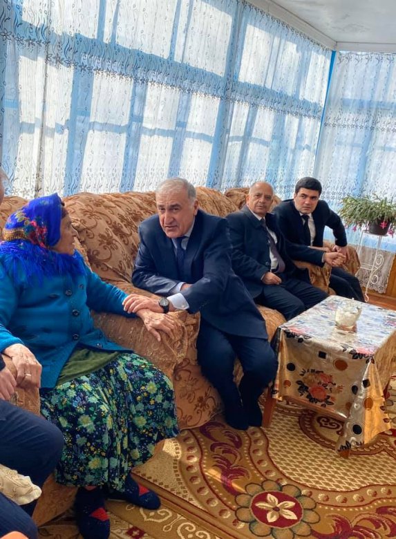 Deputatlığa namizəd şəhid anasını ziyarət edib