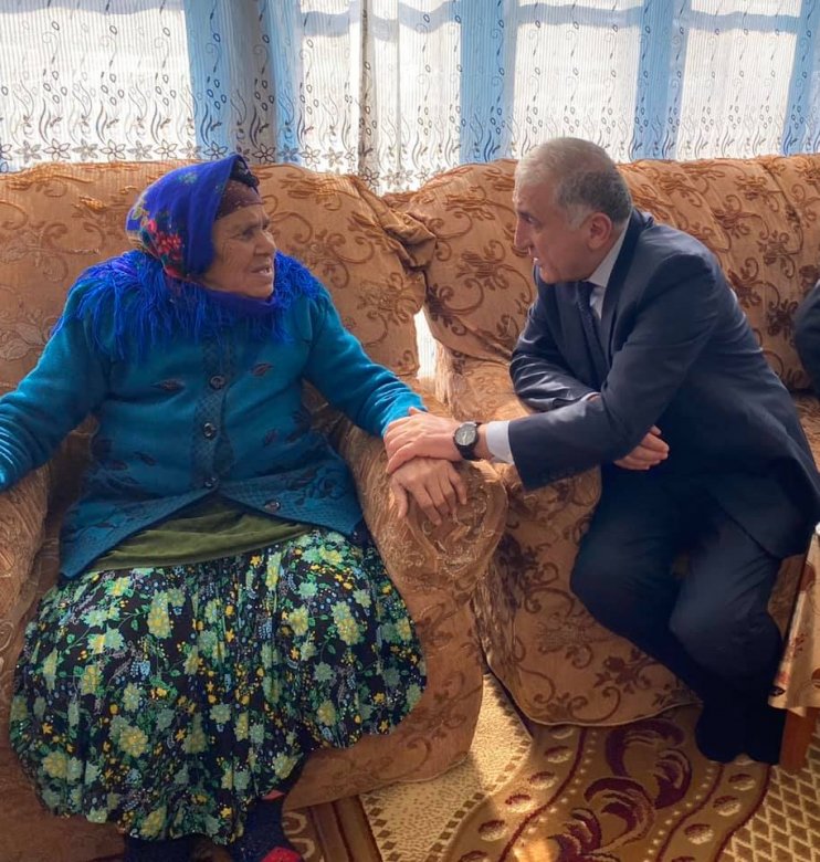 Deputatlığa namizəd şəhid anasını ziyarət edib Deputatlığa namizəd şəhid anasını ziyarət edib
