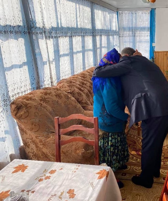 Deputatlığa namizəd şəhid anasını ziyarət edib Deputatlığa namizəd şəhid anasını ziyarət edib