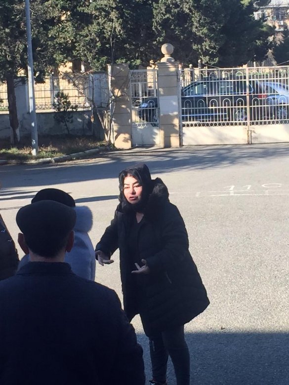 Bakı polisi məktəbliləri oğurlamaq istəyən qadını axtarır