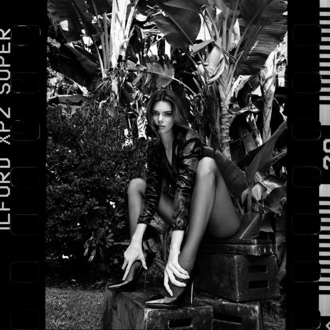 Model bacılar geyim markası üçün fotosessiya etdiriblər