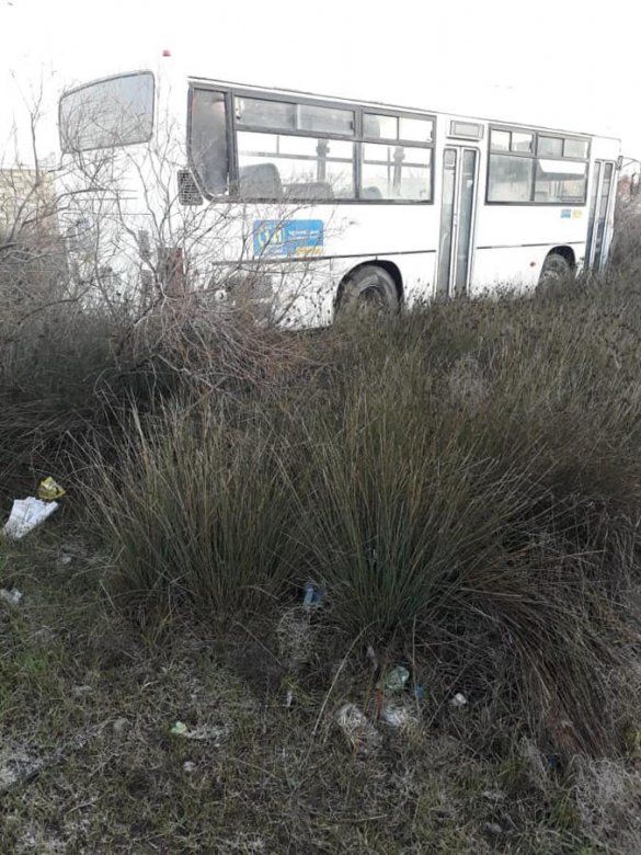 Bakıda sərnişin avtobusu körpüdən aşdı: yaralılar var