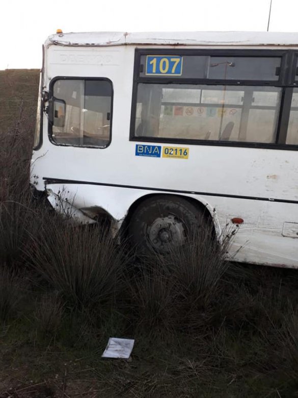 Bakıda sərnişin avtobusu körpüdən aşdı: yaralılar var