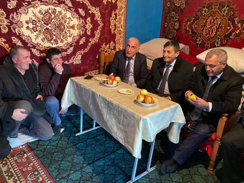 İqbal Məmmədov ona məktub yazan şagirdlərlə görüşüb İqbal Məmmədov ona məktub yazan şagirdlərlə görüşüb