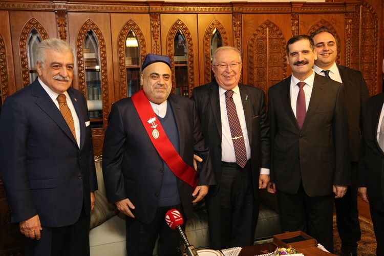 Şeyxülislama “Şərəf ödülü” təqdim edildi Şeyxülislama “Şərəf ödülü” təqdim edildi