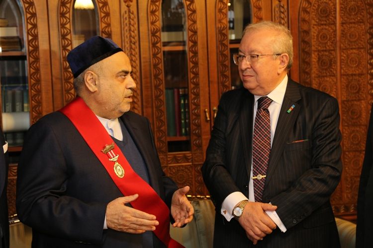 Şeyxülislama “Şərəf ödülü” təqdim edildi Şeyxülislama “Şərəf ödülü” təqdim edildi