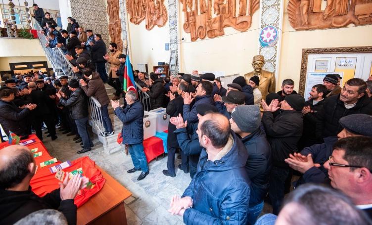 İqbal Ağazadənin kitabxanadakı görüşündə də izdiham yaşandı