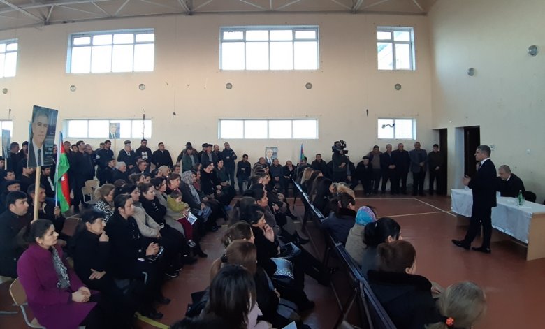 Vüqar Bayramov alim həmkarları ilə məcburi köçkünləri ziyarət edib