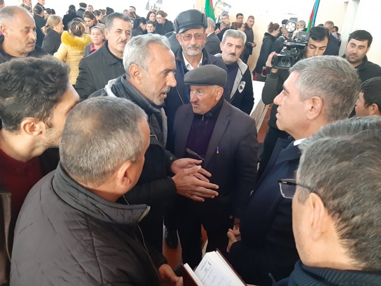 Vüqar Bayramov alim həmkarları ilə məcburi köçkünləri ziyarət edib Vüqar Bayramov alim həmkarları ilə məcburi köçkünləri ziyarət edib