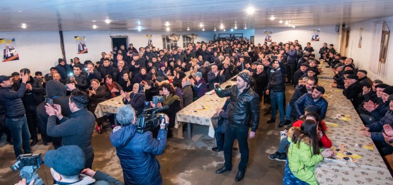 İqbal Ağazadə İ. İsmayılov küçəsində daha bir izdiham yaşatdı İqbal Ağazadə İ. İsmayılov küçəsində daha bir izdiham yaşatdı