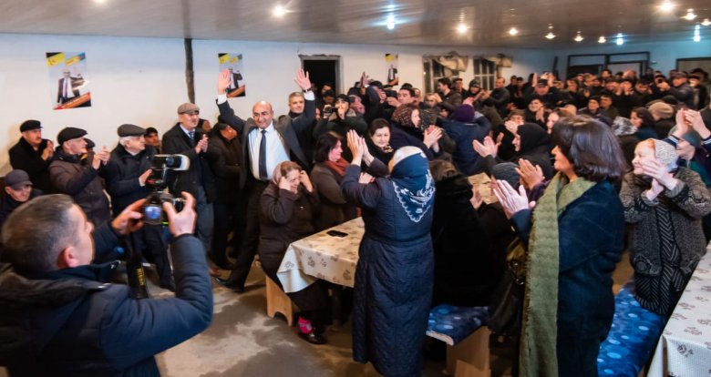 İqbal Ağazadə İ. İsmayılov küçəsində daha bir izdiham yaşatdı İqbal Ağazadə İ. İsmayılov küçəsində daha bir izdiham yaşatdı