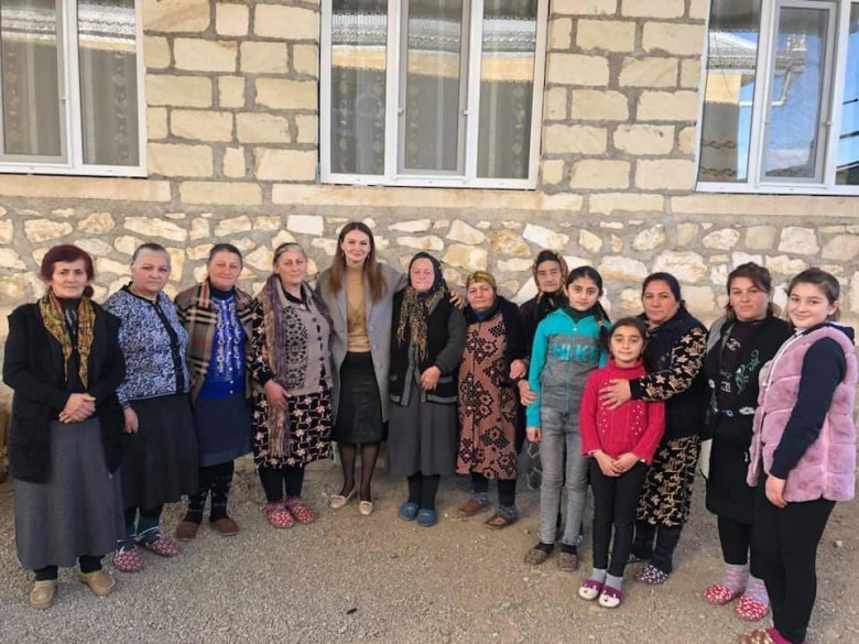Qənirə Paşayeva doğulduğu kənddə seçicilərlə görüşüb