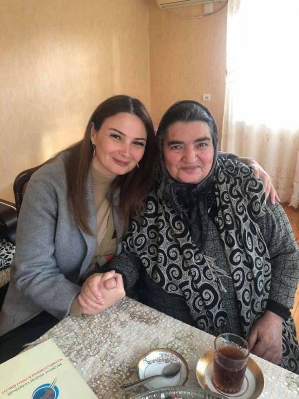 Qənirə Paşayeva doğulduğu kənddə seçicilərlə görüşüb