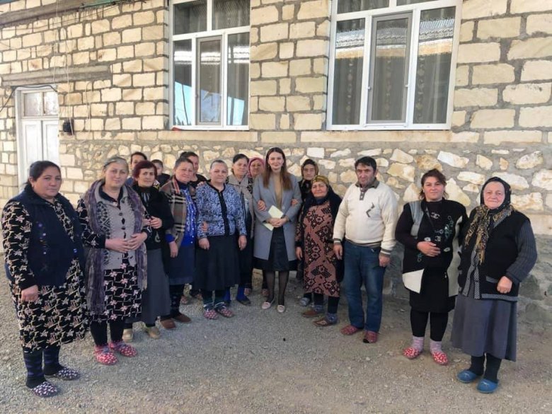 Qənirə Paşayeva doğulduğu kənddə seçicilərlə görüşüb