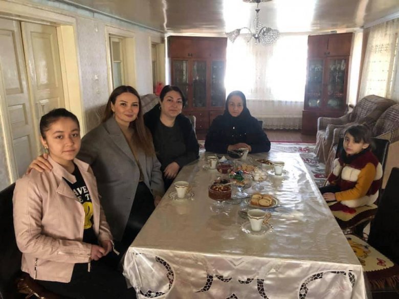 Qənirə Paşayeva doğulduğu kənddə seçicilərlə görüşüb