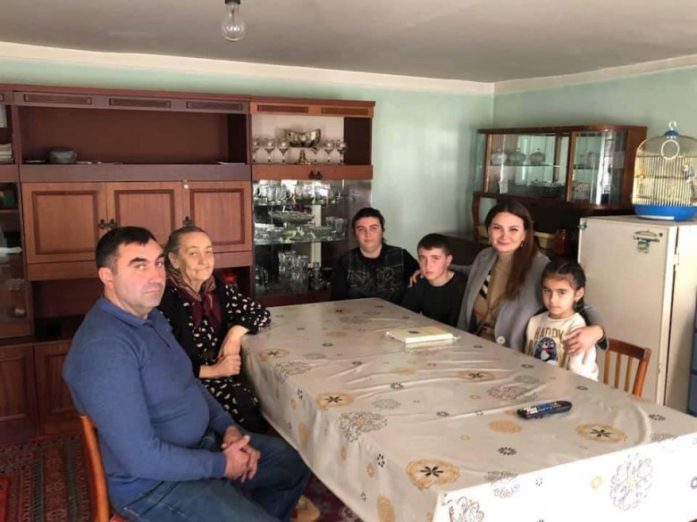 Qənirə Paşayeva doğulduğu kənddə seçicilərlə görüşüb