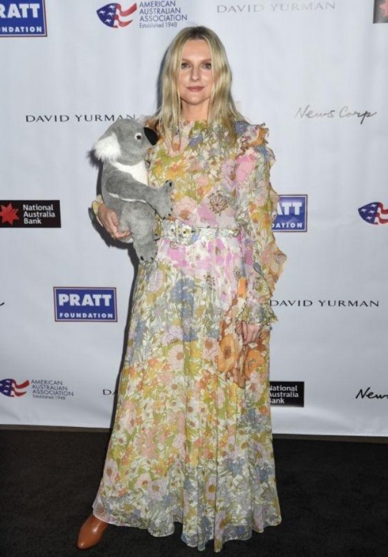 Məşhurlar mükafatlandırma mərasiminə qatılıb