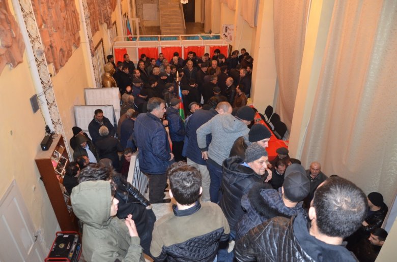 İqbal Ağazadənin görüşündə yenə izdiham yaşandı İqbal Ağazadənin görüşündə yenə izdiham yaşandı