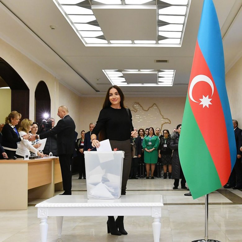 Prezident İlham Əliyev 6 saylı seçki məntəqəsində səs verdi Prezident İlham Əliyev 6 saylı seçki məntəqəsində səs verdi