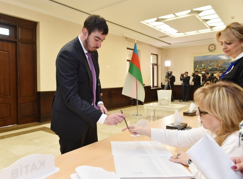 Prezident İlham Əliyev 6 saylı seçki məntəqəsində səs verdi